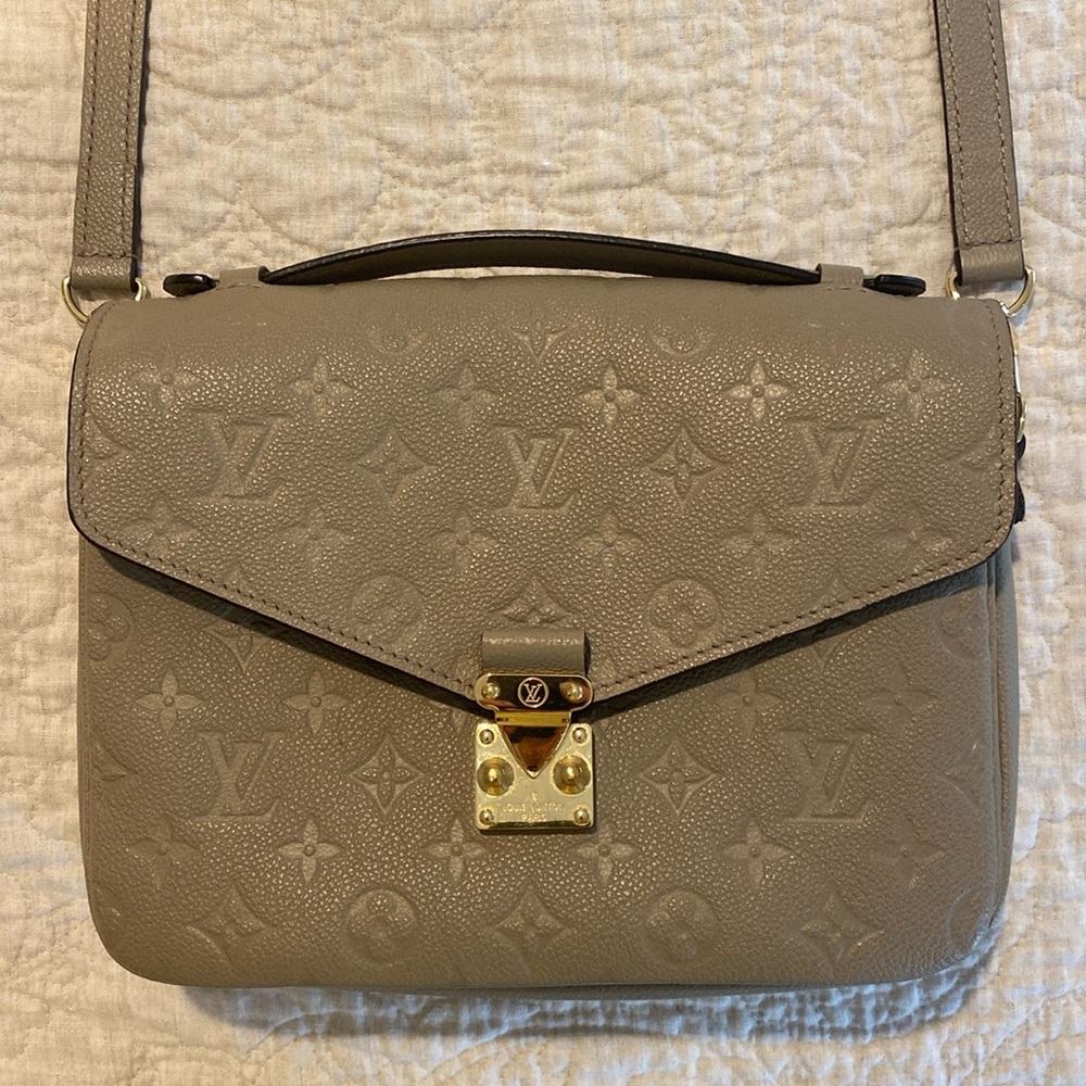 Louis Vuitton Pochette Metis Monogram Women Bag